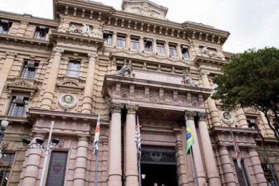 Ex-prefeito é condenado por improbidade por contratar jornal para promover sua gestão