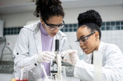 Prêmio Mulheres e Ciência vai homenagear trajetória científica de pesquisadoras
