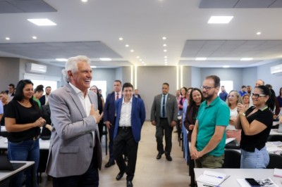 Governo de Goiás concede piso nacional do magistério para professores da rede estadual