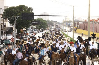 Caiado e Daniel Vilela prestigiam cavalgada do 2º Encontro de Comitivas de Goiás