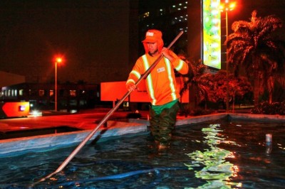 Comurg reforça limpeza de fontes e espelhos d’água para evitar focos do mosquito da dengue