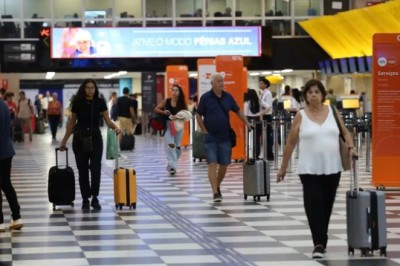 Voa Brasil já viabilizou 35,4 mil passagens para aposentados. Saiba como participar