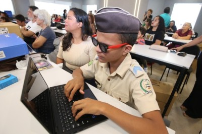 Governo de Goiás entrega notebooks adaptados para estudantes com deficiência visual