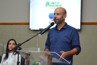 MP arquiva denúncia sobre suposta promoção pessoal do prefeito de Pires do Rio em redes sociais