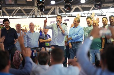 Senador Wilder Morais comemora aniversário com grande festa após Romaria de Trindade