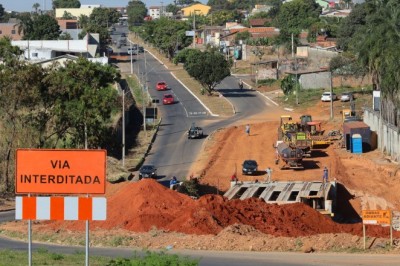 Vigas instaladas e terraplanagem: confira os avanços na ponte na Avenida Casemiro de Abreu