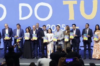 Governo Federal entrega Plano Brasis aos 26 estados e DF na abertura do Salão Nacional do Turismo