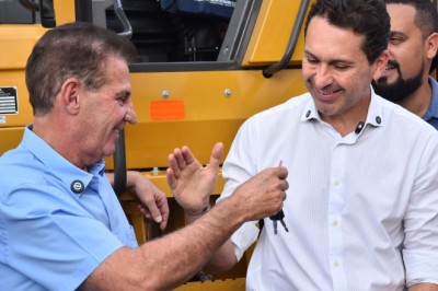 Prefeito Vilela recebe maquinários do senador Vanderlan que reforçarão ações de infraestrutura e zeladoria em Aparecida