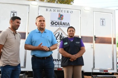 Prefeito Mabel entrega banheiros móveis em feiras de Goiânia
