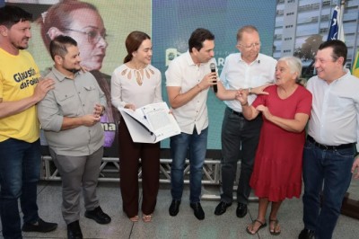 Prefeito Vilela entrega 83 escrituras na 1ª etapa do programa Aparecida Legal 2025