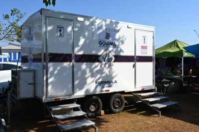 Mabel entrega banheiros climatizados nas feiras do Parque Atheneu e Vila Pedroso