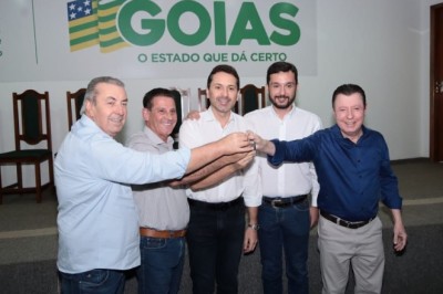 Prefeito Vilela recebe retroescavadeira do Governo de Goiás