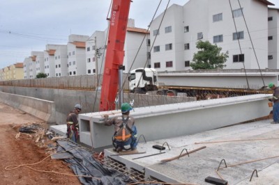 Trincheira da Avenida das Nações recebe vigas para acessos laterais