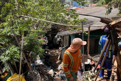 Prefeitura de Goiânia remove 12 toneladas de resíduos em imóvel de acumulador
