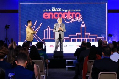Caiado destaca impacto econômico da gastronomia na entrega de premiação