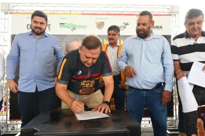 Mabel participa do aniversário do Setor Pedro Ludovico e autoriza início da recuperação de asfalto no bairro