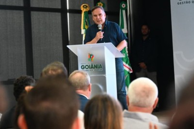 Prefeito Sandro Mabel assina termo de adesão à plataforma Contrata + Brasil