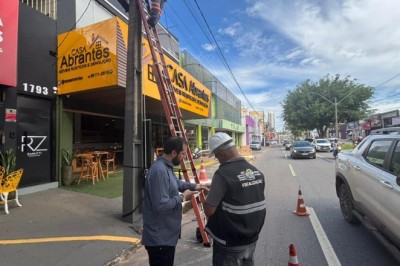 Operação Cidade Segura retira fios inservíveis da Avenida Jamel Cecílio