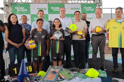 Prefeito Vilela e secretário Guerra entregam 100 kits esportivos para crianças e adolescentes de Aparecida