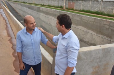 Vilela vistoria obras de acabamento da trincheira da Avenida das Nações