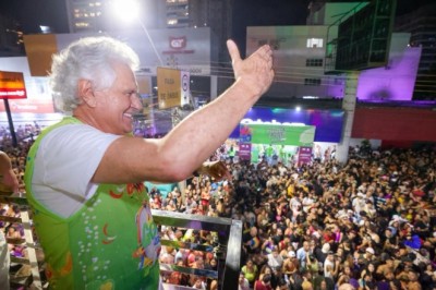 O Carnaval chegou em Goiás", diz Caiado ao prestigiar folia em Goiânia