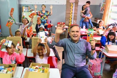 Mabel inicia entrega de material escolar na rede municipal de Educação