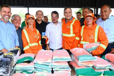 Mabel participa da entrega de uniformes e materiais à Comurg e diz que empresa vive novo momento