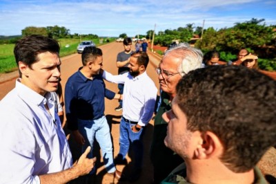 Daniel Vilela vistoria pavimentação da GO-050, entre Palmeiras e Palminópolis