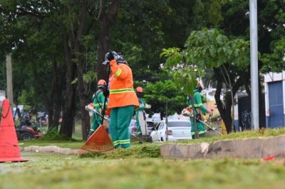 Comurg executa poda de gramados em 15 bairros nas regiões Sul e Noroeste de Goiânia