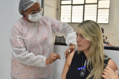 Prefeitura de Aparecida vacina profissionais da Saúde com nova dose única contra dengue