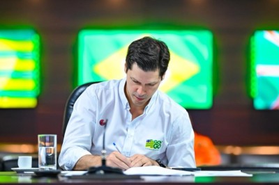 Daniel Vilela assina adesão e Goiás passa a subsidiar diesel com R$ 0,60 por litro