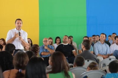Prefeito Vilela entrega reforma da Escola Levina Martins, no Buriti Sereno