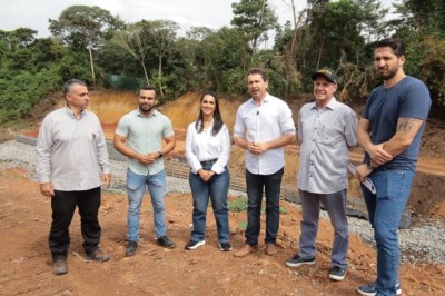 Prefeito Vilela vistoria execução de obra no Jardim Helvécia para conter erosão e acabar com alagamentos históricos