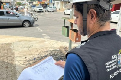 Operação Cidade Segura retira 81 toneladas de fios irregulares e regulariza mais de 2,5 mil postes em Goiânia
