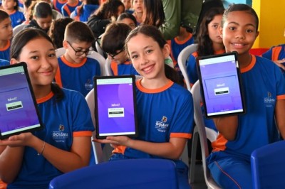 Mabel entrega primeiros tablets para alunos da educação municipal de Goiânia