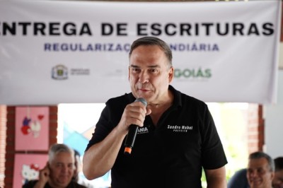 Prefeito Sandro Mabel entrega 311 escrituras a moradores da Região Noroeste