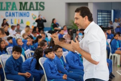 Prefeito Vilela entrega 1ª reforma da história da Escola Municipal João Cândido da Silva