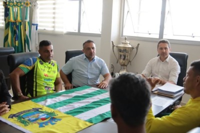 Prefeito Leandro Vilela recebe atletas que representarão Aparecida na 33ª Caminhada Ecológica de Goiás