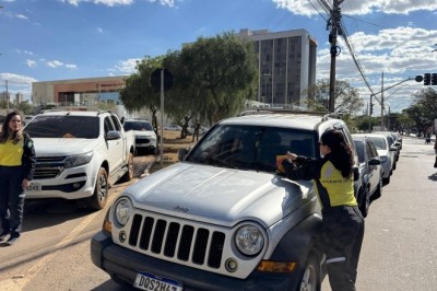 Ação educativa da SET orienta motoristas sobre proibição de estacionar em canteiros centrais