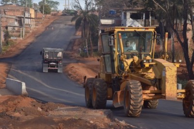 Prefeito Vilela vistoria avanço das obras com implantação da capa asfáltica na ponte entre Colinas de Homero e Veiga Jardim