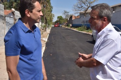 Prefeito Vilela confere avanços no recapeamento no Cidade Vera Cruz e região