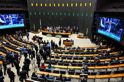 Três senadores concorrem ao cargo de deputado; quatro buscam a suplência