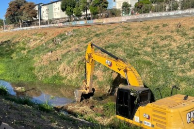 Prefeitura de Goiânia realiza força-tarefa de limpeza preventiva no Córrego Botafogo
