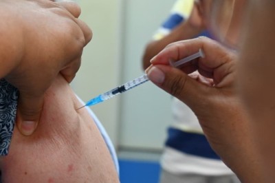 Goiânia inicia aplicação de vacina contra pneumonia e meningite em idosos com 85 anos ou mais