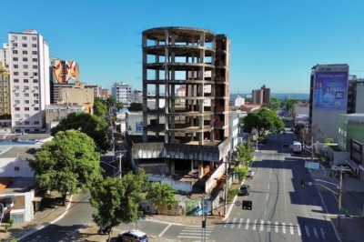 Prédio abandonado há 30 anos terá obra retomada no Centro de Goiânia, anuncia Mabel